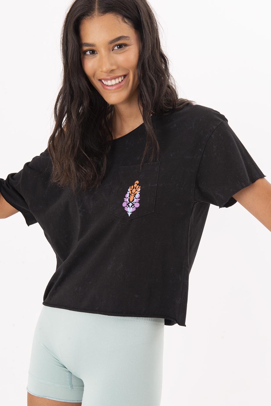 Bayan Siyah Arka Ve Ön Cep Baskı Detaylı Kayık Yaka Tshirt