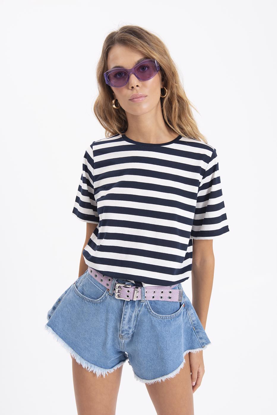 Bayan Mavi Paça Ucu Kesik Volanlı Denim Mini Şort