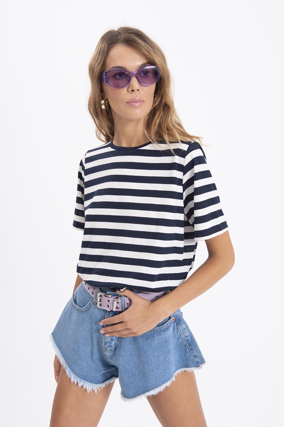 Bayan Mavi Paça Ucu Kesik Volanlı Denim Mini Şort