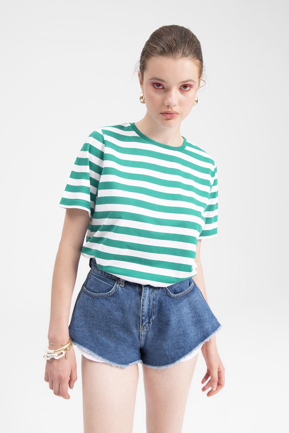 Bayan Mavi Paça Ucu Kesik Volanlı Denim Mini Şort