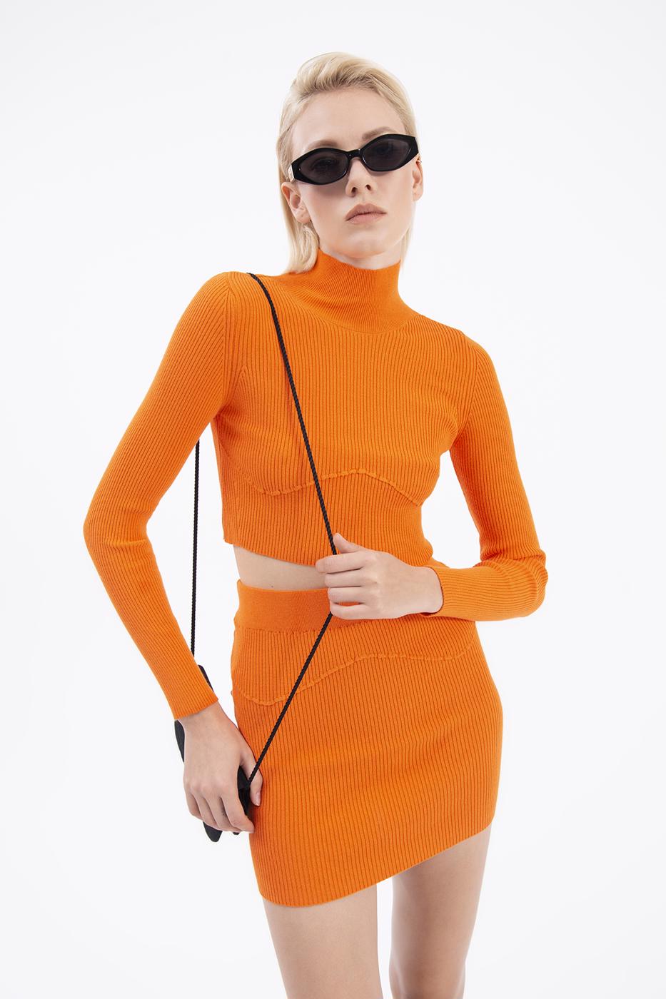 Bayan Oranj Dik Yakalı Crop Triko Bluz