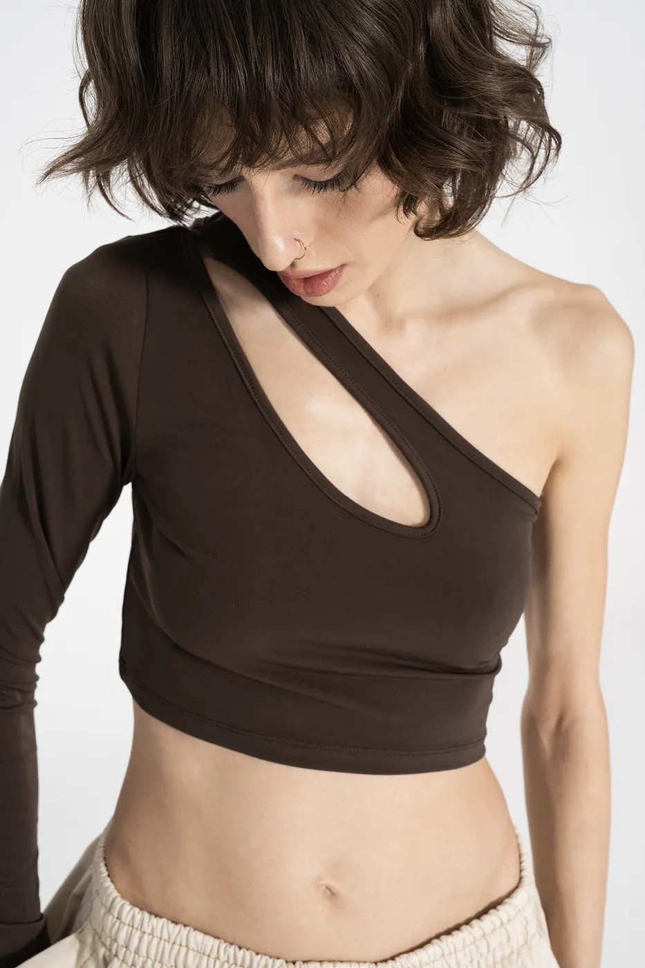 Bayan Kahverengi Tek Omuz Detaylı Crop Top