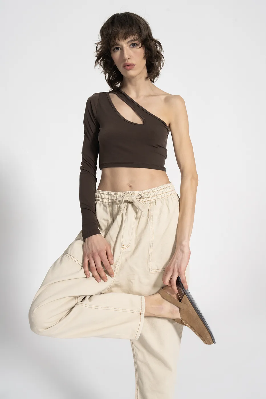 Bayan Kahverengi Tek Omuz Detaylı Crop Top