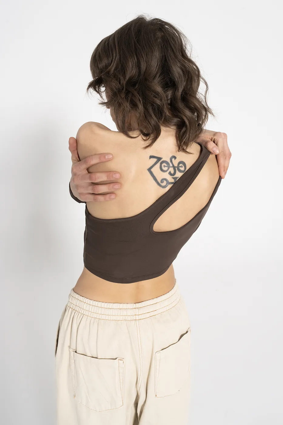 Bayan Kahverengi Tek Omuz Detaylı Crop Top