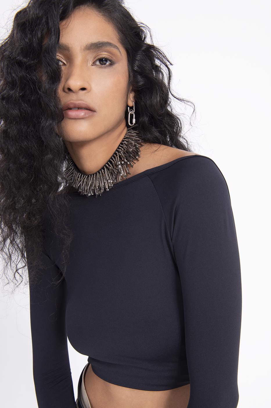 Bayan Siyah Kayık Yaka Sırt Dekolteli Top