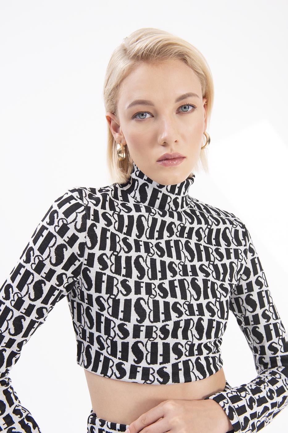 Bayan Beyaz Dik Yakalı Crop Top