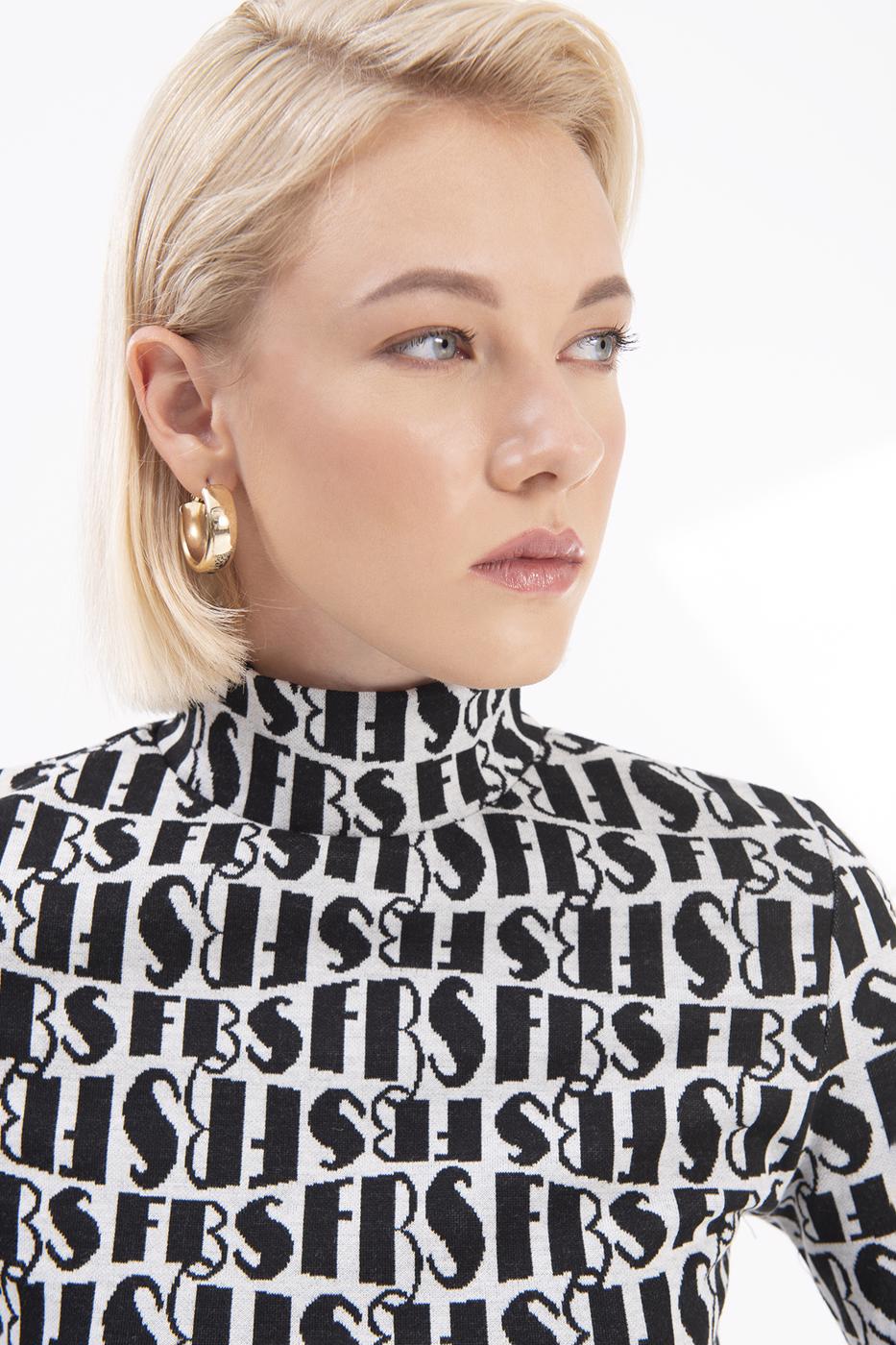 Bayan Beyaz Dik Yakalı Crop Top