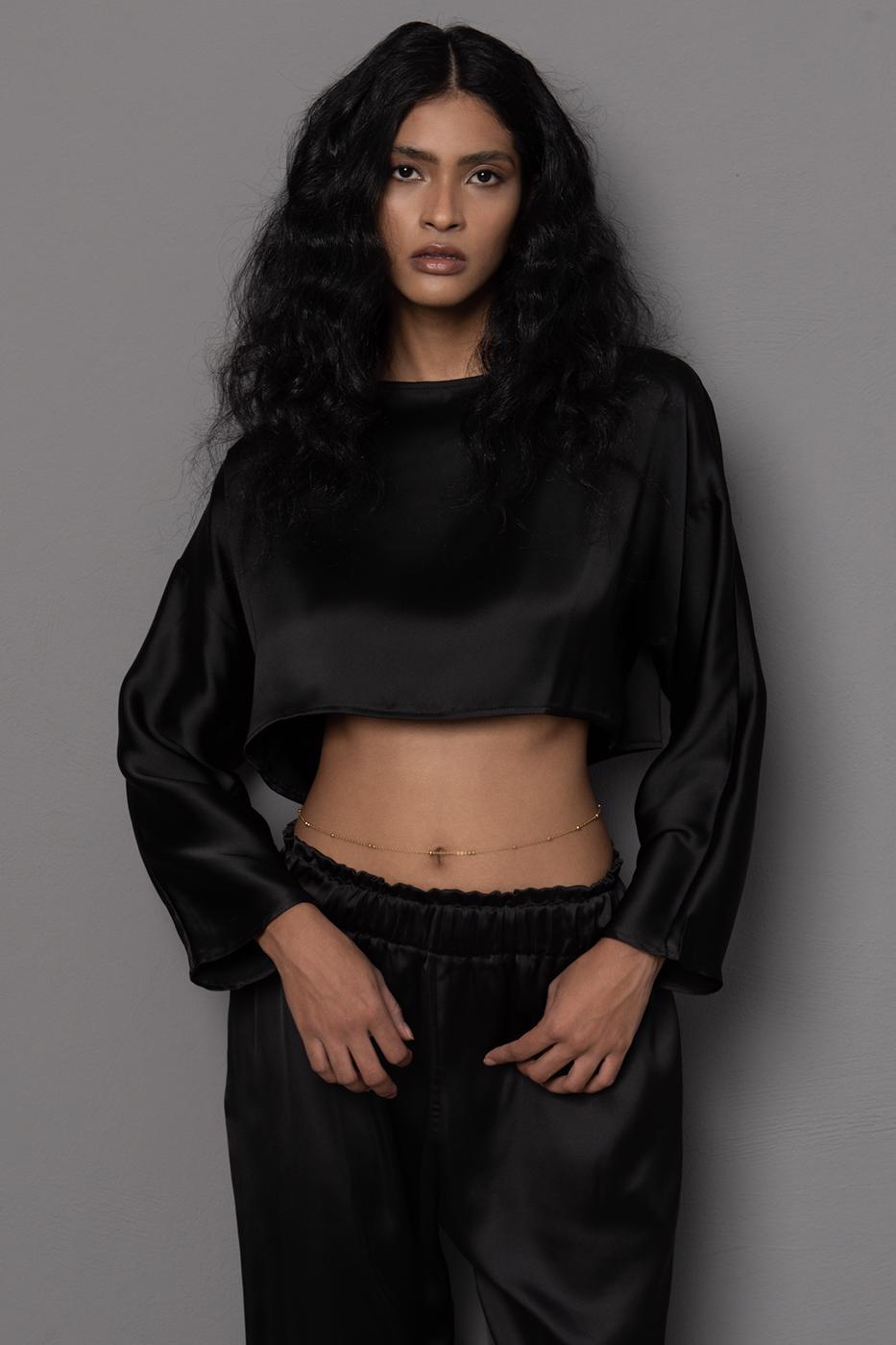 Bayan Siyah Kayık Yaka Saten Bluz