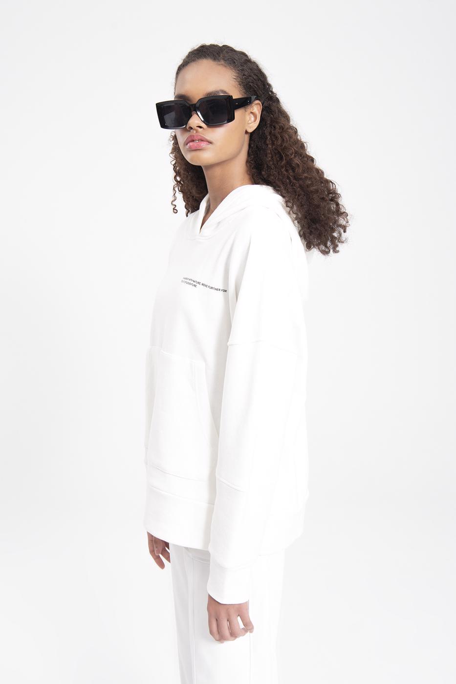 Bayan Beyaz Kapüşonlu Baskı Detaylı Sweatshırt