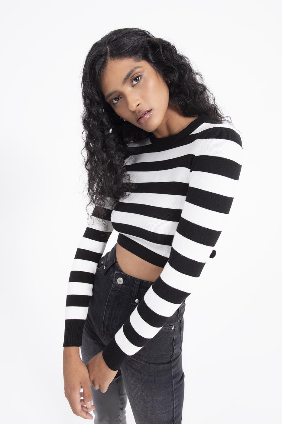 Bayan Siyah Sırt Dekolteli Triko Top