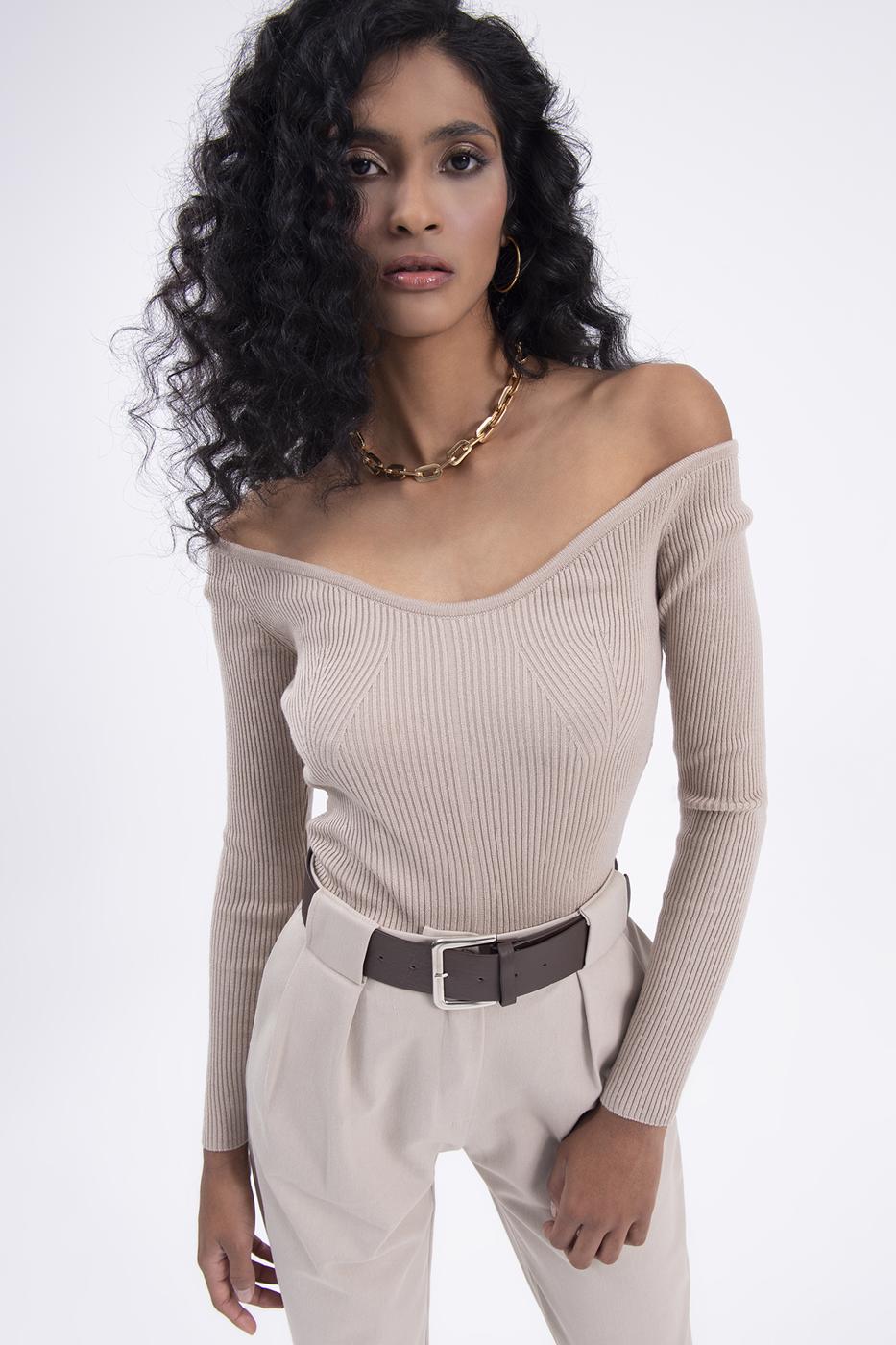 Bayan Bej Geniş Yaka Dekolteli Triko Top