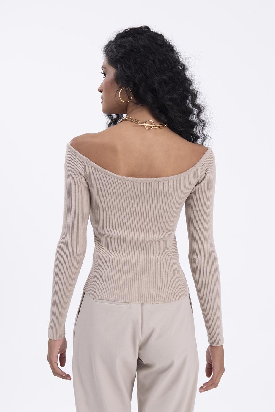 Bayan Bej Geniş Yaka Dekolteli Triko Top