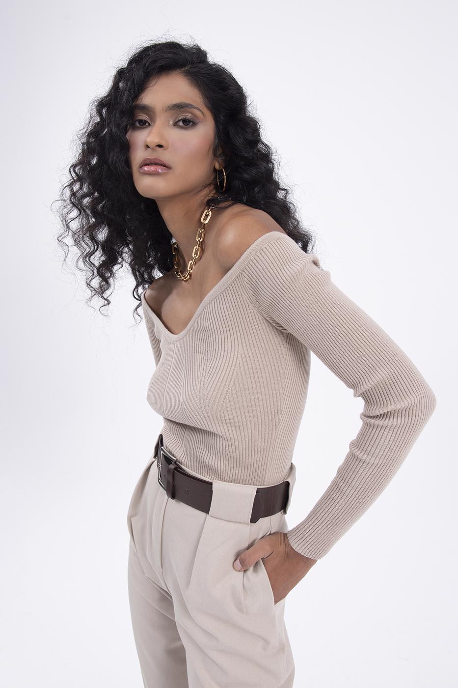 Bayan Bej Geniş Yaka Dekolteli Triko Top