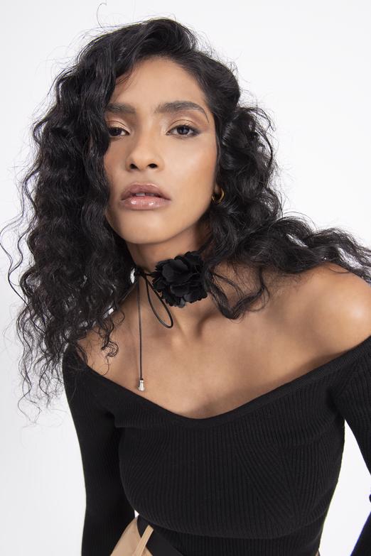 Bayan Siyah Geniş Yaka Dekolteli Triko Top - BSL