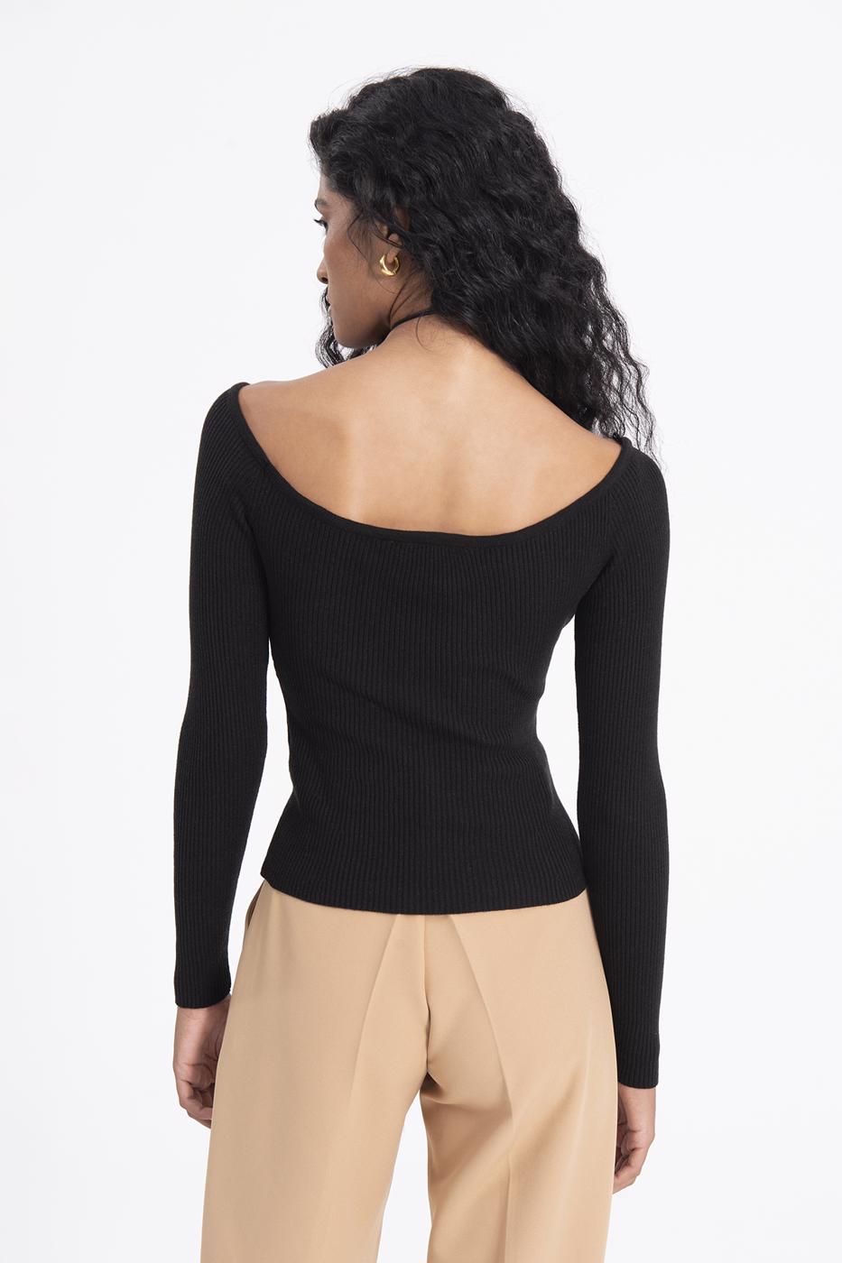 Bayan Siyah Geniş Yaka Dekolteli Triko Top