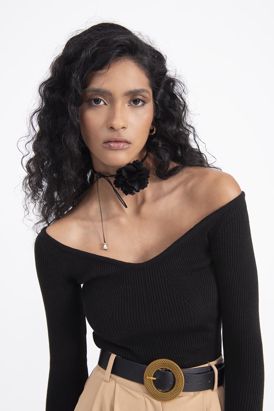 Bayan Siyah Geniş Yaka Dekolteli Triko Top