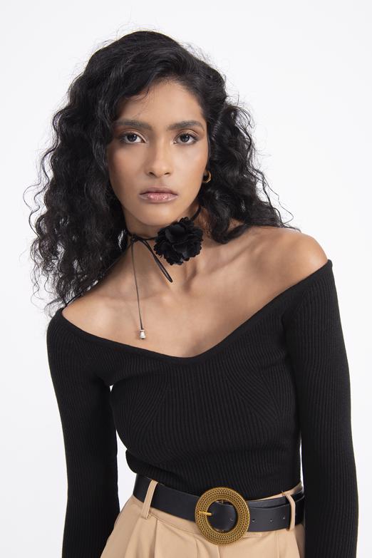 Bayan Siyah Geniş Yaka Dekolteli Triko Top - BSL