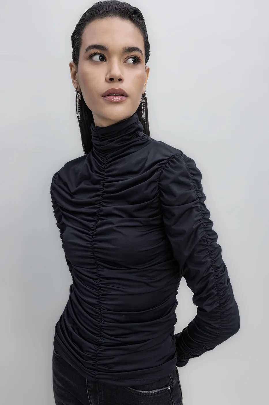 Bayan Siyah Dik Yakalı Drapeli Top