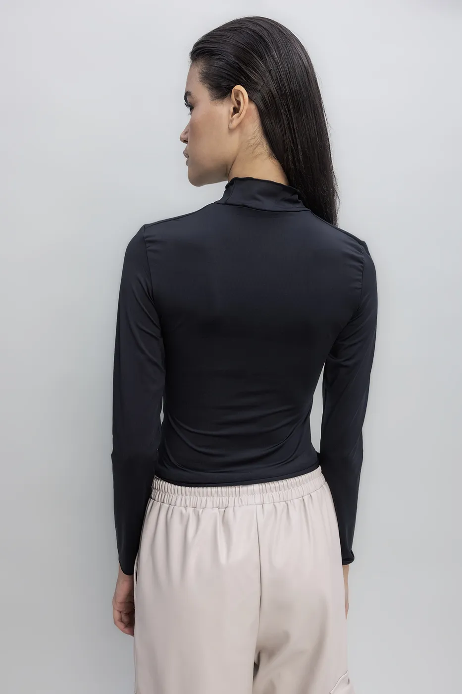 Bayan Siyah Dik Yaka Drape Detaylı Top