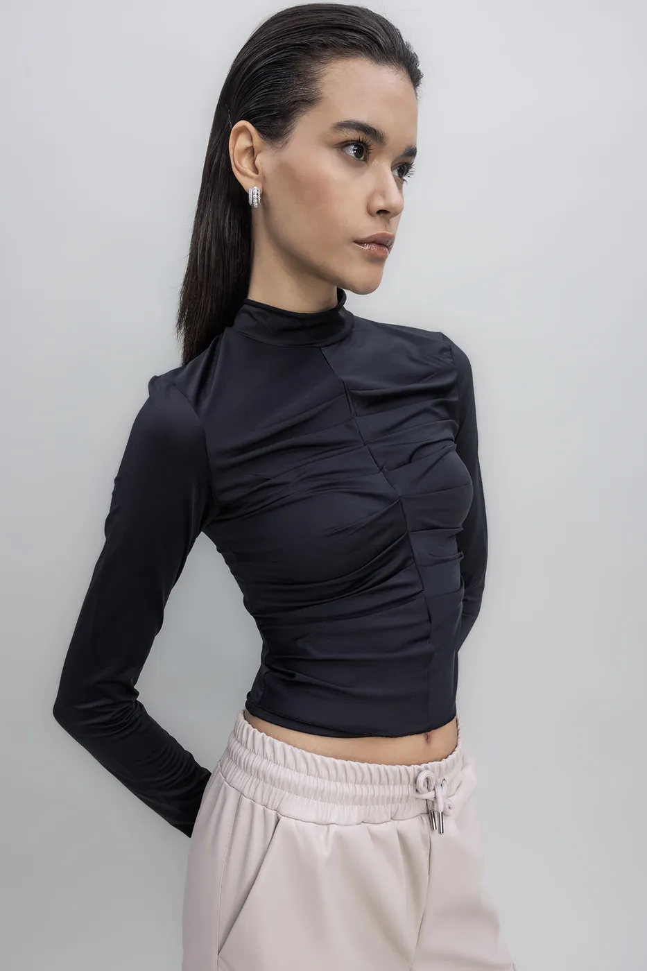 Bayan Siyah Dik Yaka Drape Detaylı Top