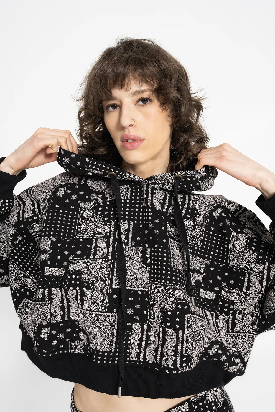 Bayan Siyah Kapüşonlu Desenli Şardonlu Sweatshirt