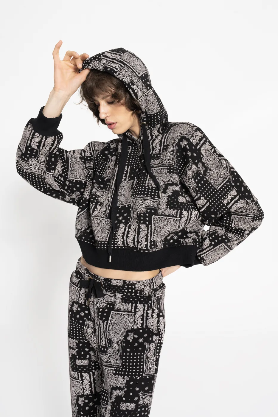 Bayan Siyah Kapüşonlu Desenli Şardonlu Sweatshirt