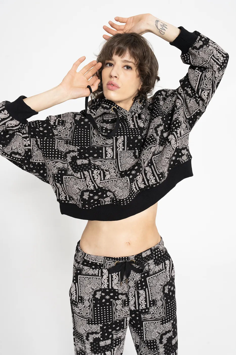 Bayan Siyah Kapüşonlu Desenli Şardonlu Sweatshirt