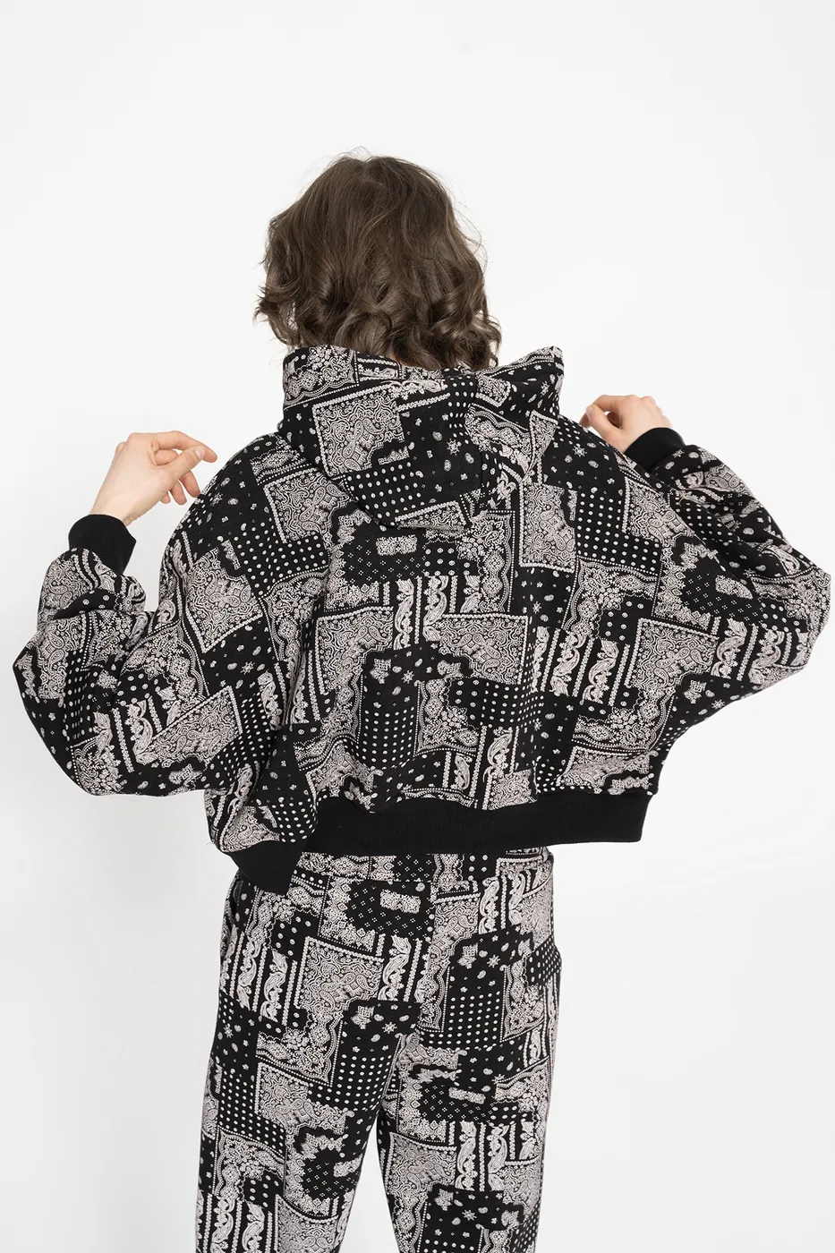 Bayan Siyah Kapüşonlu Desenli Şardonlu Sweatshirt