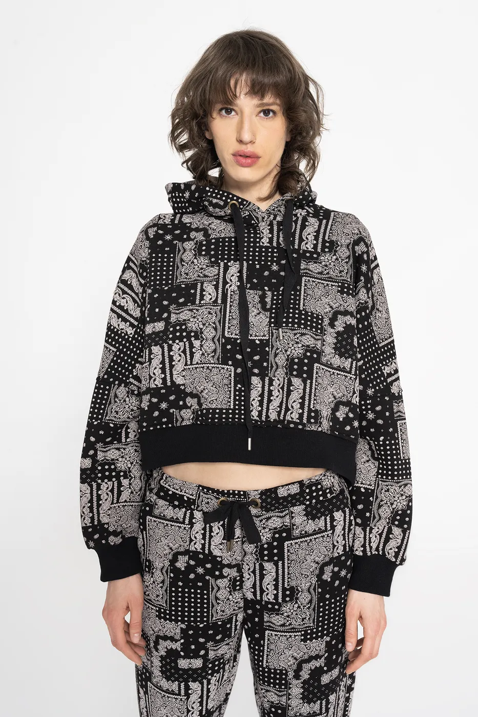 Bayan Siyah Kapüşonlu Desenli Şardonlu Sweatshirt