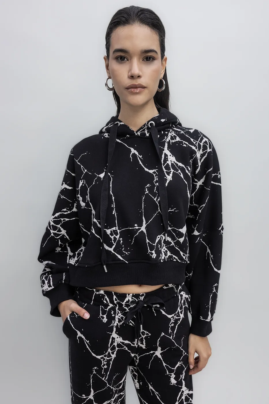 Bayan Siyah Kapüşonlu Desenli Şardonlu Sweatshirt