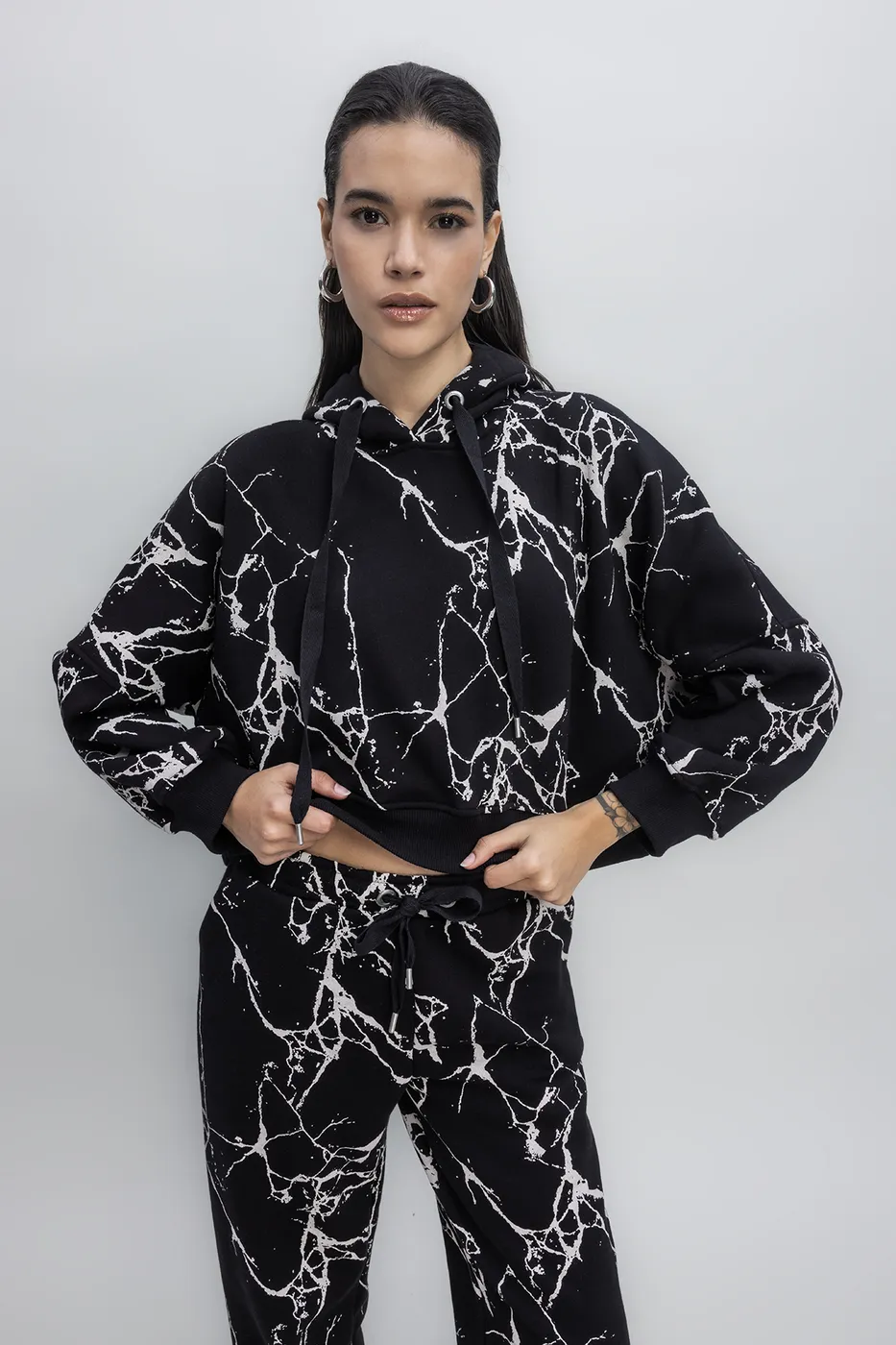 Bayan Siyah Kapüşonlu Desenli Şardonlu Sweatshirt