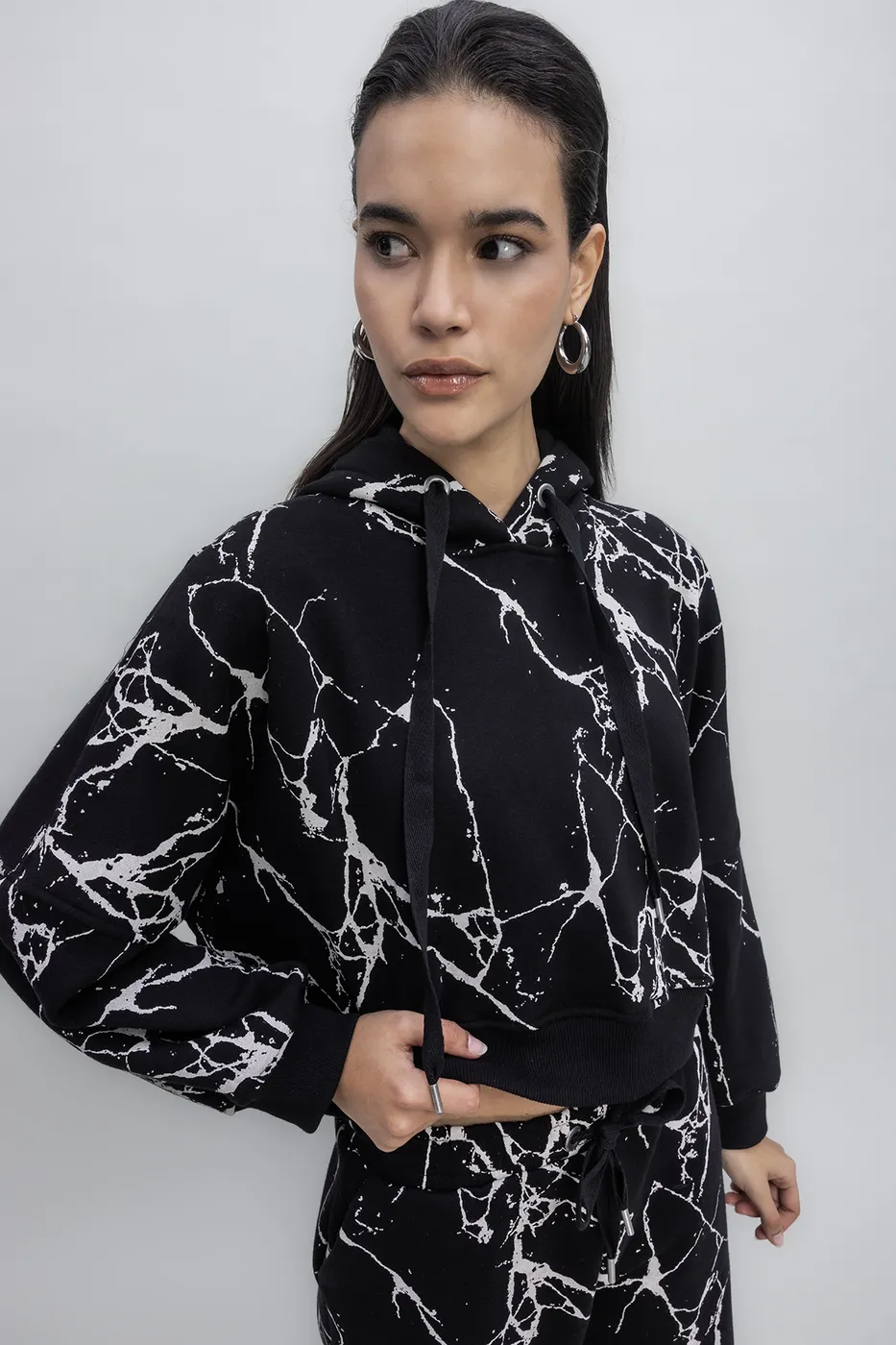 Bayan Siyah Kapüşonlu Desenli Şardonlu Sweatshirt