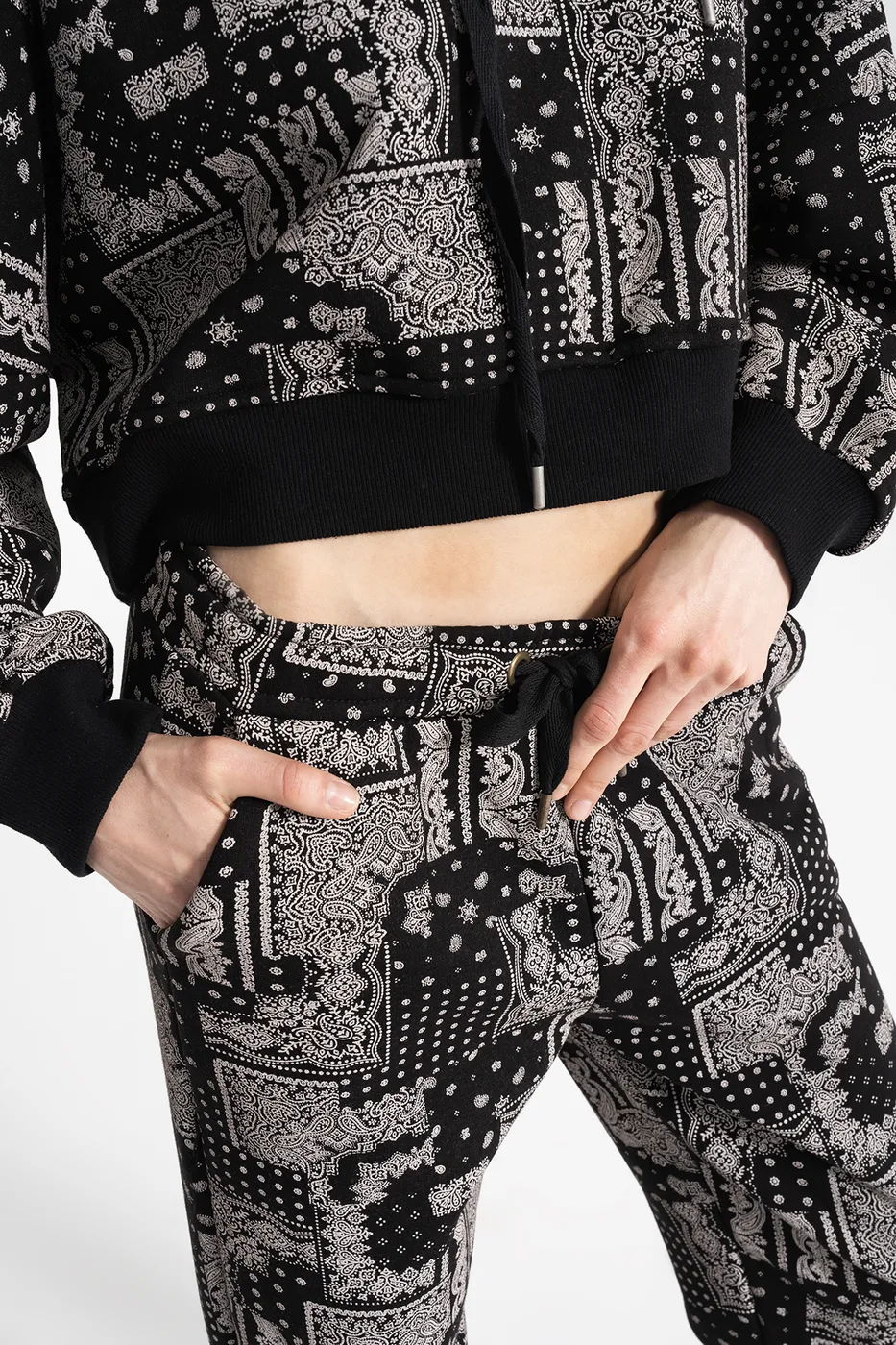 Bayan Siyah Desenli Şardonlu Jogger Pantolon