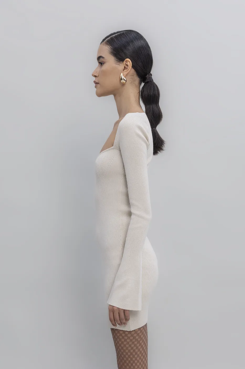 Bayan Bej Uzun Kollu Öpücük Yaka Yırtmaçlı Mini Triko Elbise