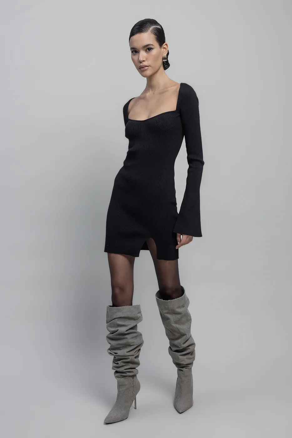 Bayan Siyah Uzun Kollu Öpücük Yaka Yırtmaçlı Mini Triko Elbise