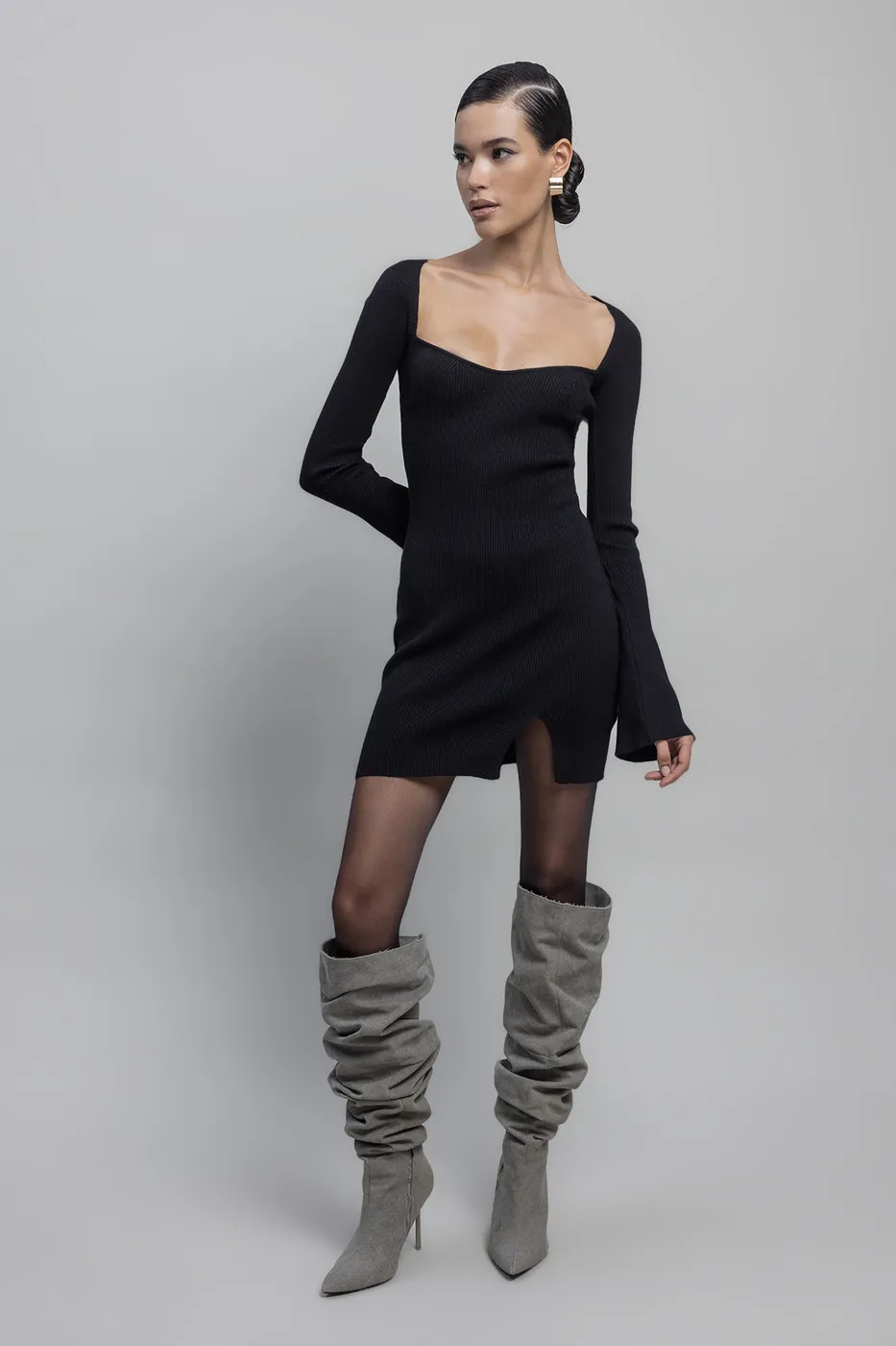 Bayan Siyah Uzun Kollu Öpücük Yaka Yırtmaçlı Mini Triko Elbise