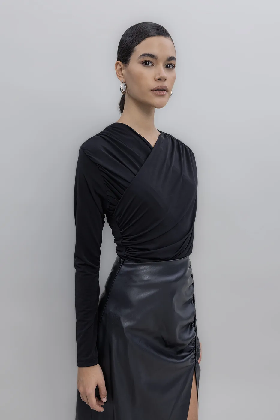 Bayan Siyah Çapraz Yakalı Drapeli Bodysuit