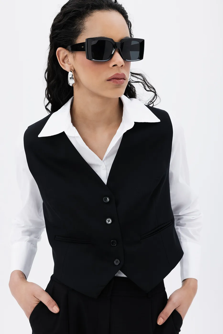 Bayan Siyah Düğmeli Fit Yelek