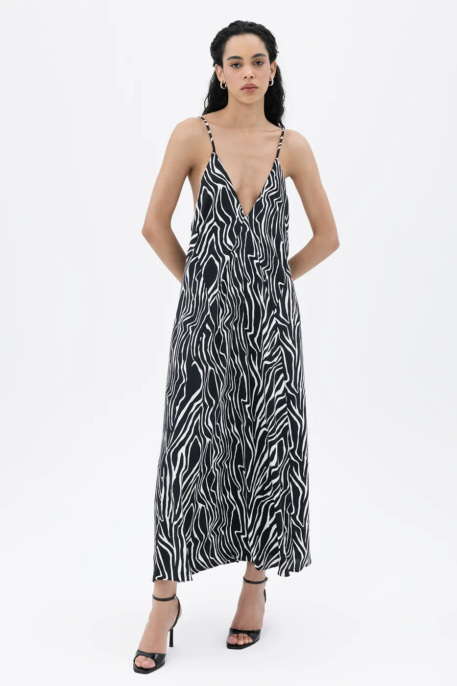 Bayan Siyah Sırt Dekolteli Askılı Maksi Elbise