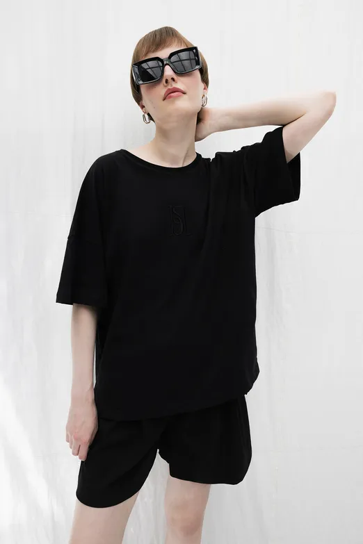 Bayan Siyah Nakışlı Basic Tshirt - BSL