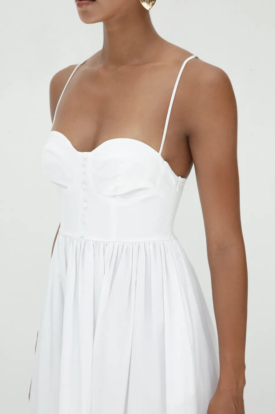 Bayan Beyaz Öpücük Yakalı Askılı Midi Elbise