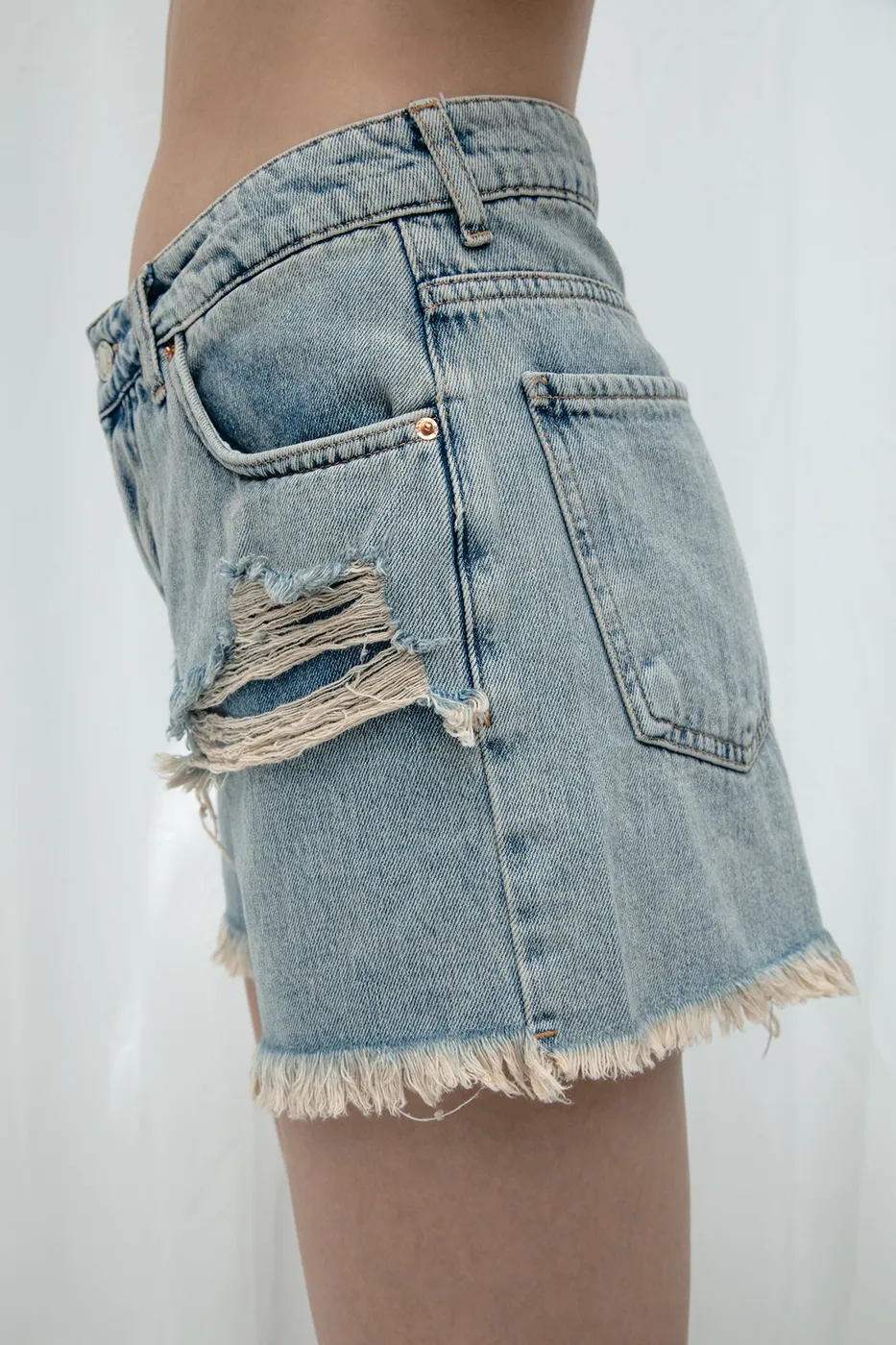 Bayan Mavi Yıpratmalı Denim Mini Şort