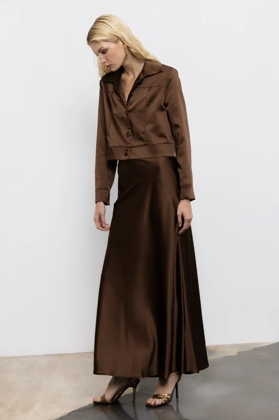 Bayan Kahverengi Saten Volanlı Midi Etek