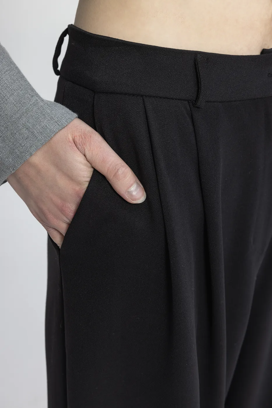 Bayan Siyah Pileli Havuç Pantolon