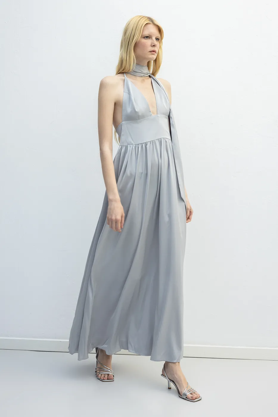 Bayan Gri Askılı Fular Detaylı Maksi Saten Elbise