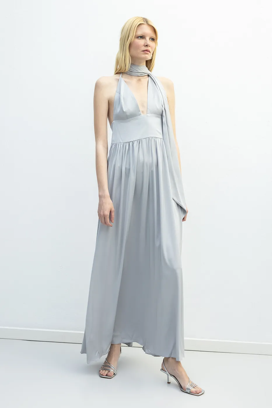 Bayan Gri Askılı Fular Detaylı Maksi Saten Elbise