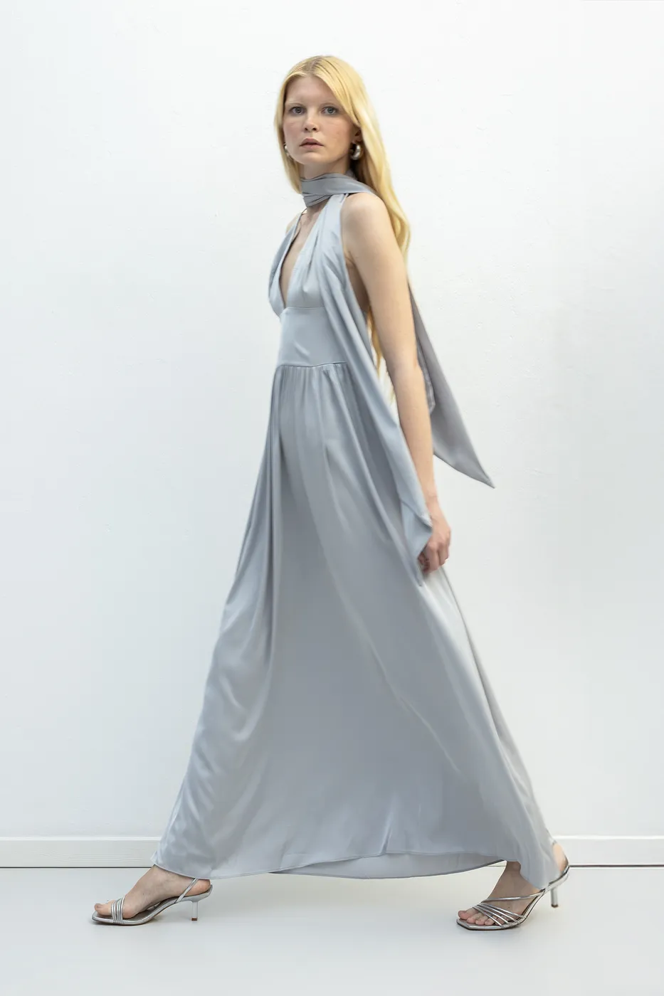 Bayan Gri Askılı Fular Detaylı Maksi Saten Elbise