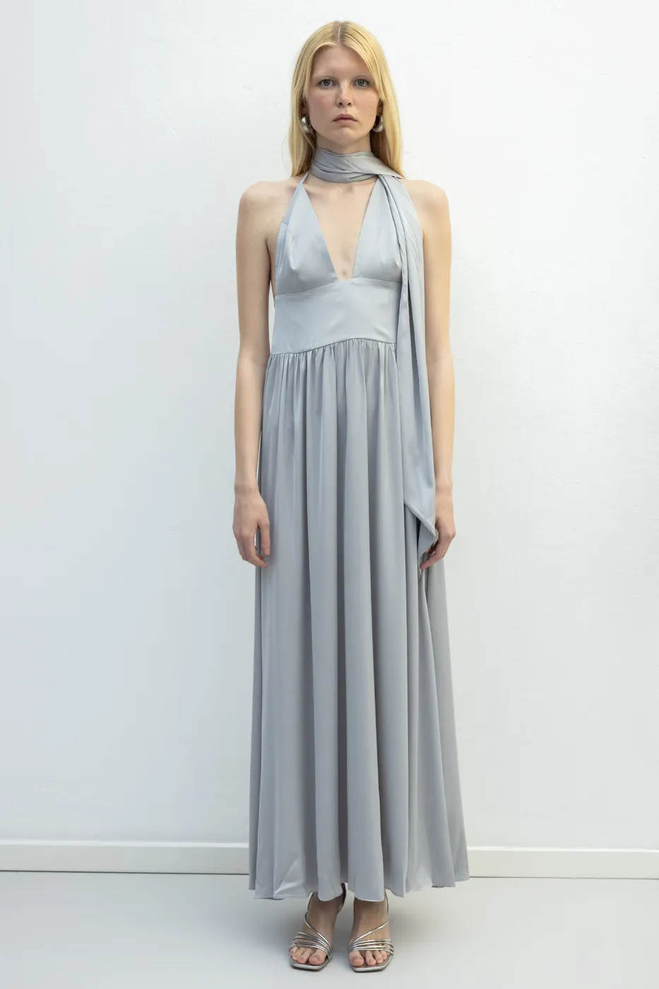 Bayan Gri Askılı Fular Detaylı Maksi Saten Elbise