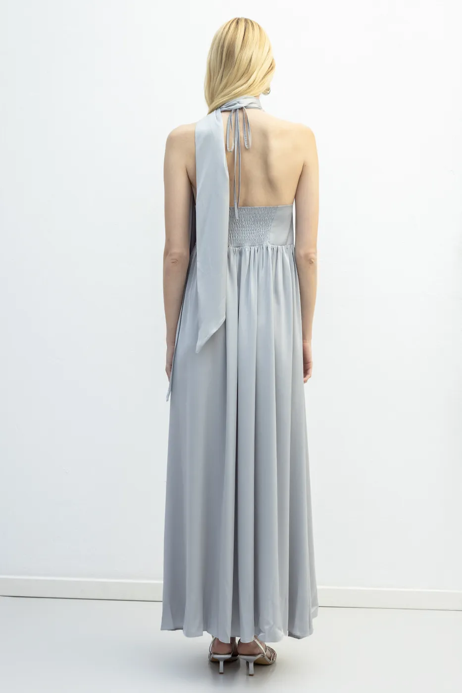 Bayan Gri Askılı Fular Detaylı Maksi Saten Elbise