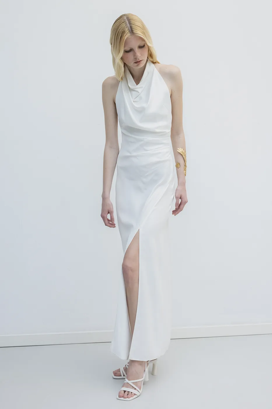 Bayan Beyaz Sırt Dekolteli Maksi Saten Elbise